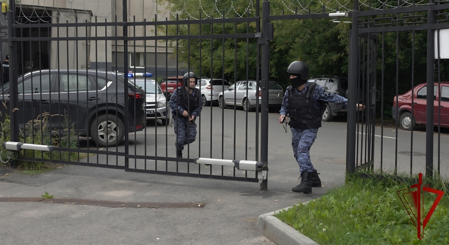 В Твери росгвардейцы отработали навыки реагирования на сигнал «тревога» на объекте телерадиоцентра