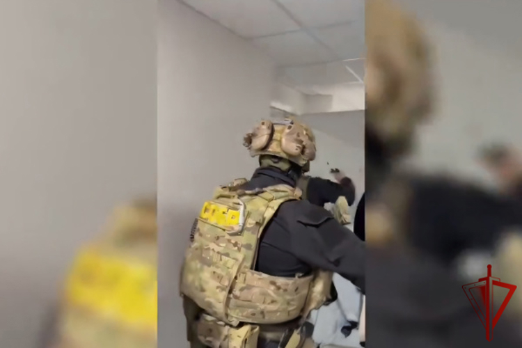 При силовой поддержке спецназа Росгвардии в Твери задержаны подозреваемые в мошенничестве в особо крупном размере