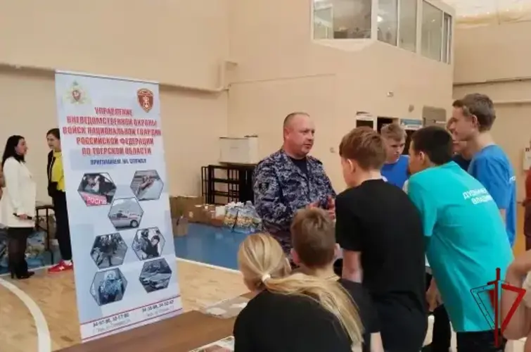 Сотрудники вневедомственной охраны приняли участие в празднике «Юбилей школы‑20» в Твери