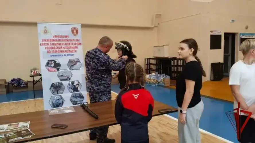 Сотрудники вневедомственной охраны приняли участие в празднике «Юбилей школы‑20» в Твери