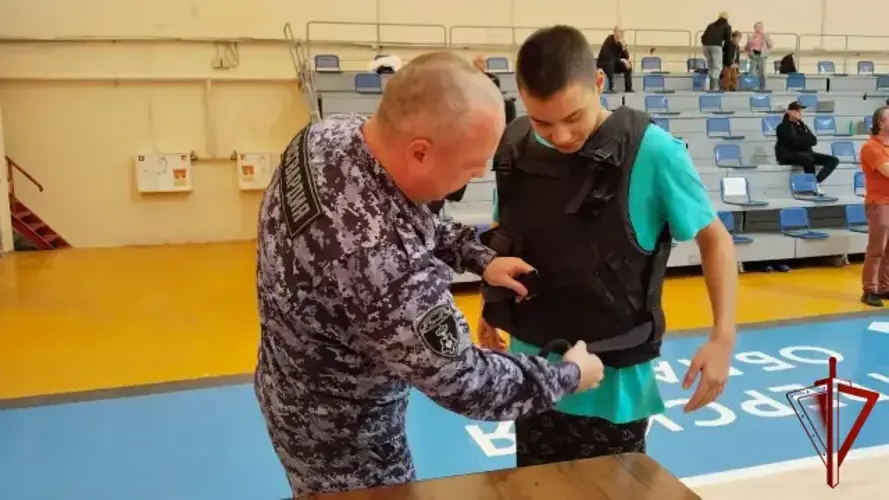 Сотрудники вневедомственной охраны приняли участие в празднике «Юбилей школы‑20» в Твери