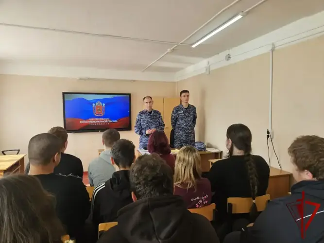 Сотрудники вневедомственной охраны Росгвардии посетили Западнодвинский технологический колледж в Андреаполе