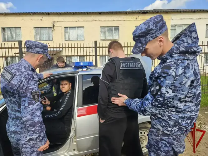 Сотрудники вневедомственной охраны Росгвардии посетили Западнодвинский технологический колледж в Андреаполе