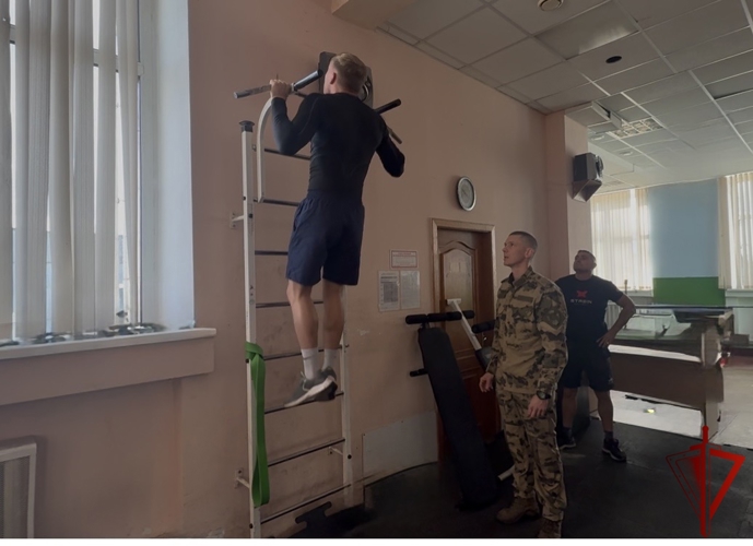 В Твери сотрудники СОБР прошли испытания на геральдический знак II степени