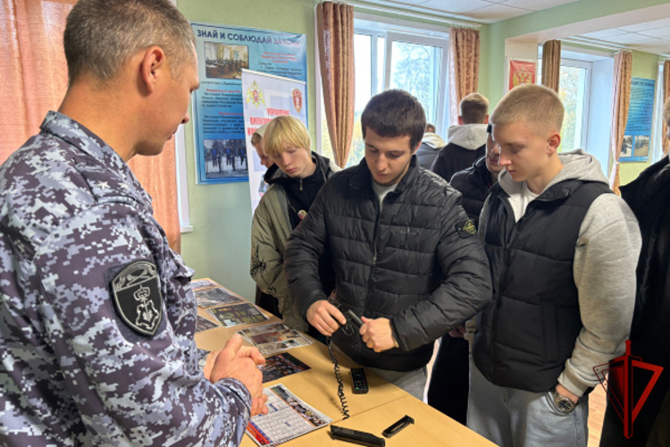 Сотрудники  Росгвардии приняли участие во Всероссийском дне призывника в Твери (видео)
